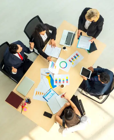 HR advisory team at Agensi Pekerjaan ITH Global Sdn. Bhd. discussing workforce planning strategy with a client